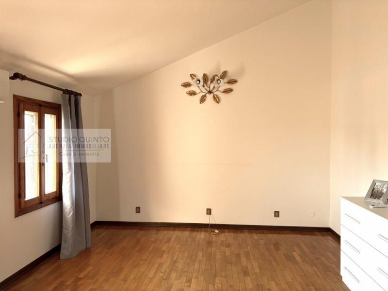 In zona verde e tranquilla a Quinto di Treviso, presentiamo questa porzione di casa su due livell...