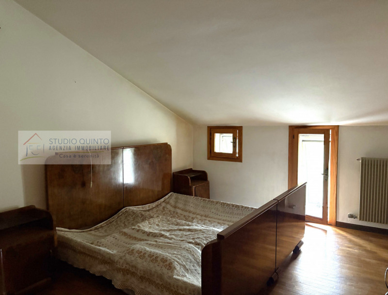 In zona verde e tranquilla a Quinto di Treviso, presentiamo questa porzione di casa su due livell...