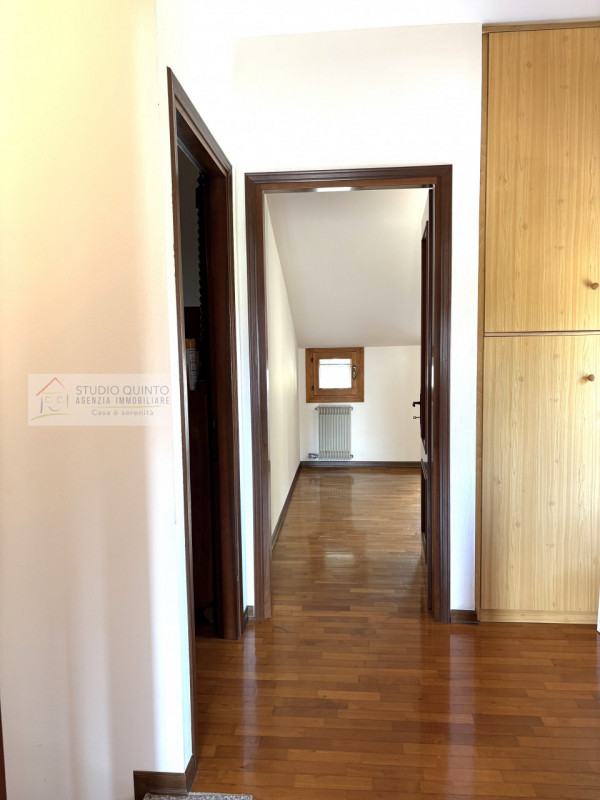 In zona verde e tranquilla a Quinto di Treviso, presentiamo questa porzione di casa su due livell...