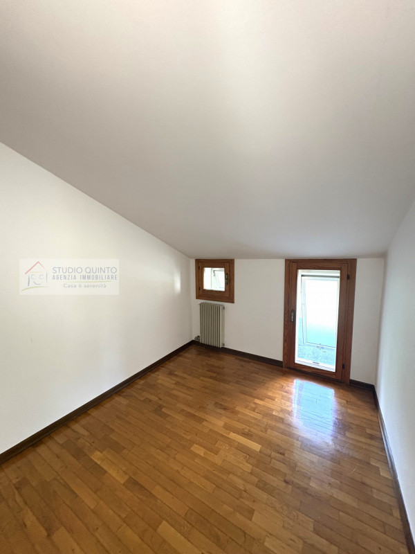 In zona verde e tranquilla a Quinto di Treviso, presentiamo questa porzione di casa su due livell...