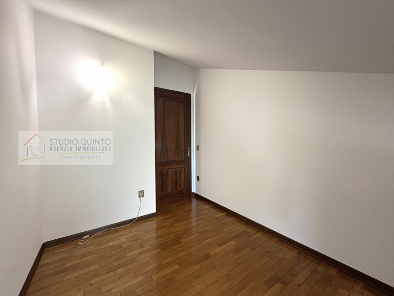 In zona verde e tranquilla a Quinto di Treviso, presentiamo questa porzione di casa su due livell...