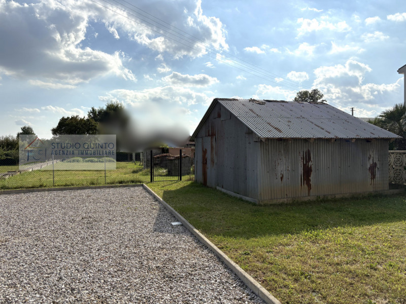 In zona verde e tranquilla a Quinto di Treviso, presentiamo questa porzione di casa su due livell...
