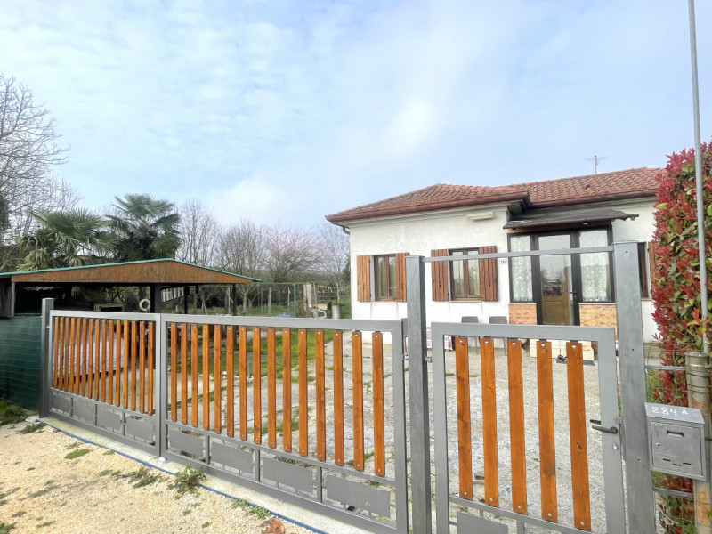 Fuori dal centro abitato del paese ma a 5 minuti dalla piazza principale, casa singola ubicata al...