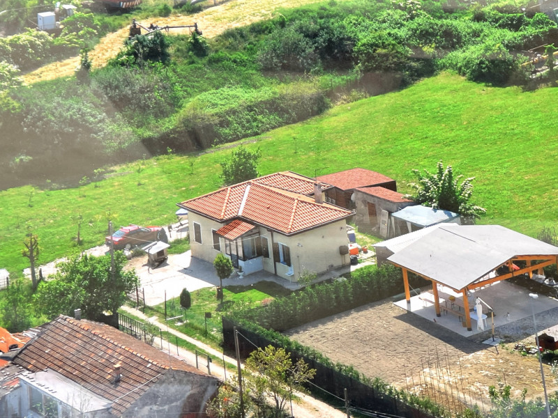 Fuori dal centro abitato del paese ma a 5 minuti dalla piazza principale, casa singola ubicata al...