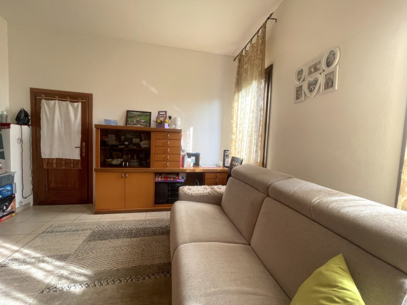 Fuori dal centro abitato del paese ma a 5 minuti dalla piazza principale, casa singola ubicata al...