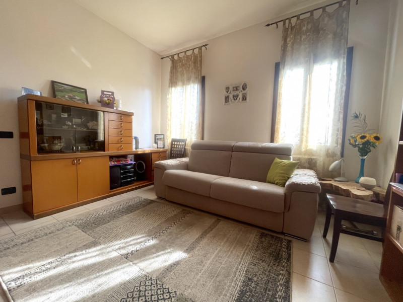 Fuori dal centro abitato del paese ma a 5 minuti dalla piazza principale, casa singola ubicata al...