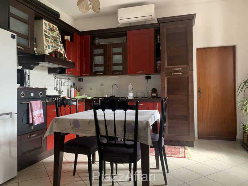 Fuori dal centro abitato del paese ma a 5 minuti dalla piazza principale, casa singola ubicata al...