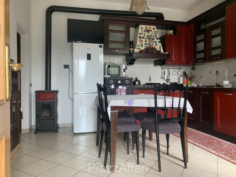 Fuori dal centro abitato del paese ma a 5 minuti dalla piazza principale, casa singola ubicata al...