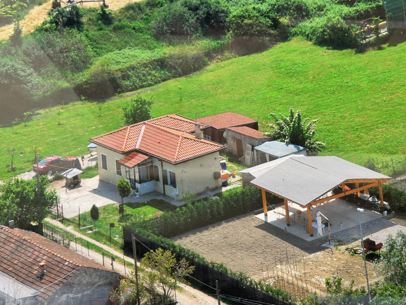 Fuori dal centro abitato del paese ma a 5 minuti dalla piazza principale, casa singola ubicata al...