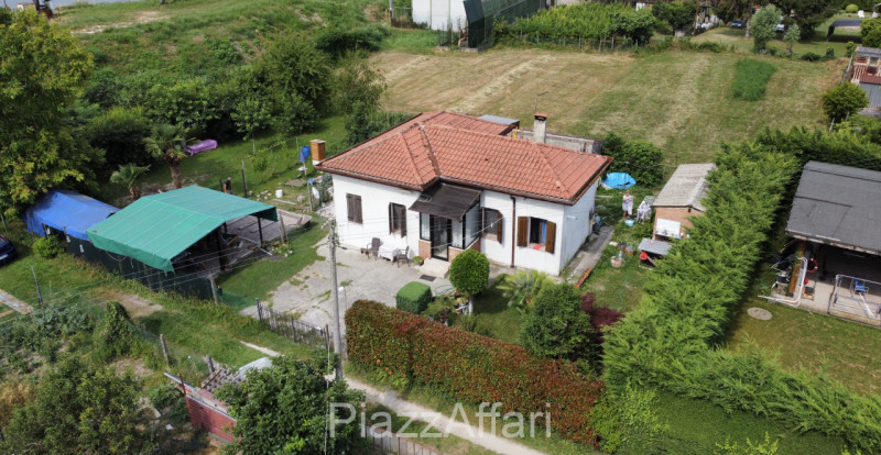 Fuori dal centro abitato del paese ma a 5 minuti dalla piazza principale, casa singola ubicata al...