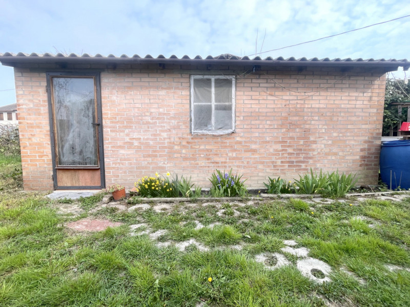 Fuori dal centro abitato del paese ma a 5 minuti dalla piazza principale, casa singola ubicata al...