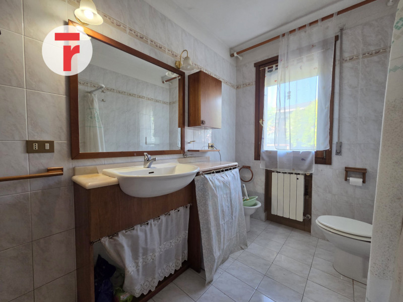 Cadoneghe - Loc.Mejaniga. Zona molto servita e comoda ai principali servizi come supermercati, Co...