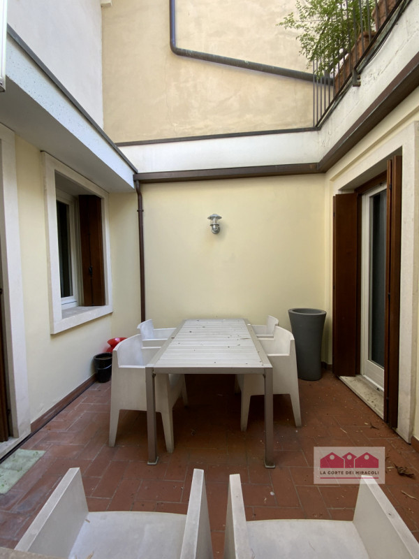 SOLO LOCAZIONE TRANSITORIA DA 6 A 12 MESI - PIAZZA DELLE ERBE: MINI SPAZIOSO ARREDATO E CORREDATO...