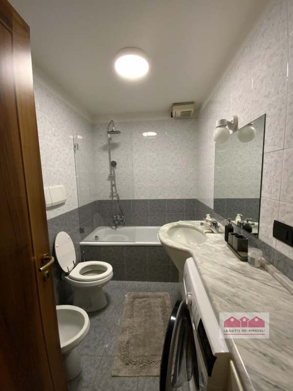 SOLO LOCAZIONE TRANSITORIA DA 6 A 12 MESI - PIAZZA DELLE ERBE: MINI SPAZIOSO ARREDATO E CORREDATO...