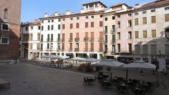 SOLO LOCAZIONE TRANSITORIA DA 6 A 12 MESI - PIAZZA DELLE ERBE: MINI SPAZIOSO ARREDATO E CORREDATO...