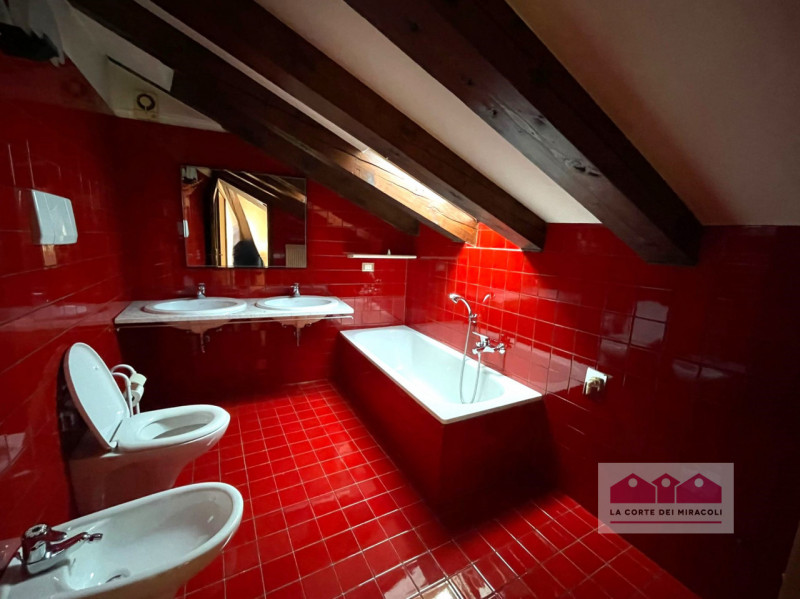 SANTI APOSTOLI: ELEGANTE DUPLEX DI 90 MQ., PIANO 3°+4° SERVITO DA ASCENSORE, ZONA GIORNO CON CUCI...