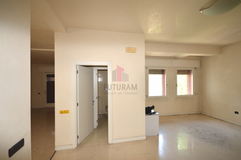 VICENZA AFFITTASI UFFICIO  Rif. 35FUTURAM-MAT- Per info 0444310220 - 3929183796

- Al 1° piano di...