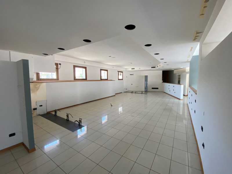 In una delle piazze più dinamiche di Rubano, proponiamo in vendita un ampio negozio/ufficio di ci...