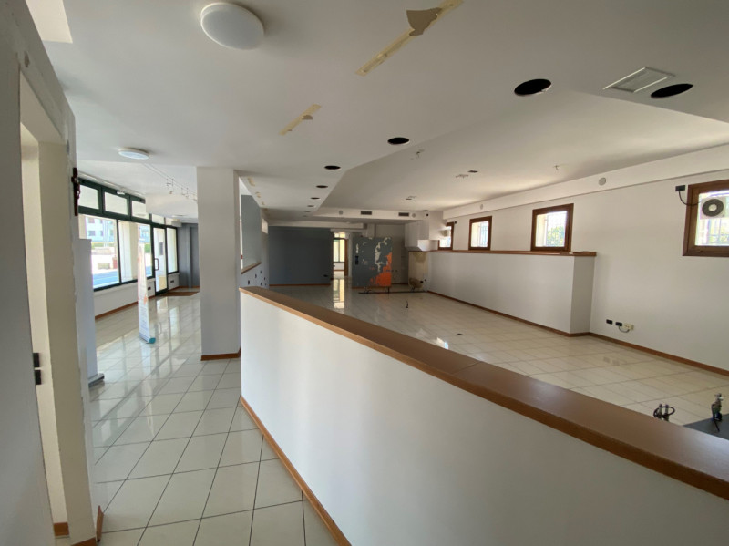 In una delle piazze più dinamiche di Rubano, proponiamo in vendita un ampio negozio/ufficio di ci...