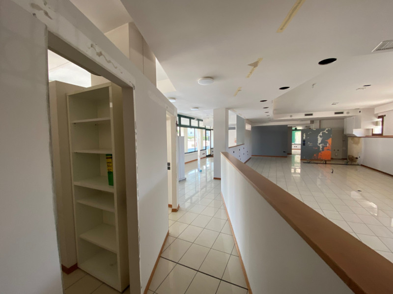 In una delle piazze più dinamiche di Rubano, proponiamo in vendita un ampio negozio/ufficio di ci...