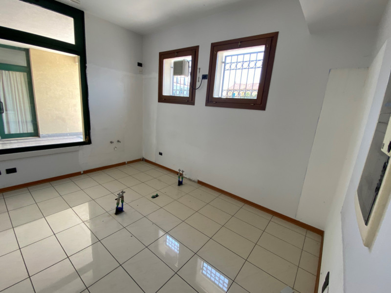 In una delle piazze più dinamiche di Rubano, proponiamo in vendita un ampio negozio/ufficio di ci...