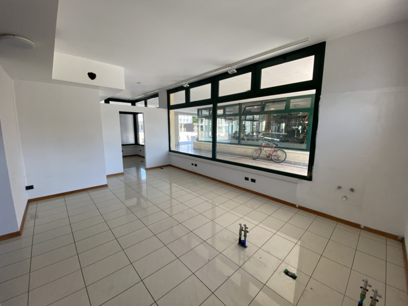 In una delle piazze più dinamiche di Rubano, proponiamo in vendita un ampio negozio/ufficio di ci...