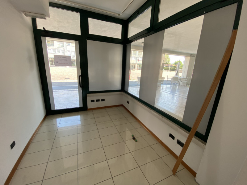 In una delle piazze più dinamiche di Rubano, proponiamo in vendita un ampio negozio/ufficio di ci...