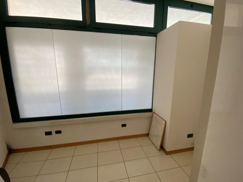 In una delle piazze più dinamiche di Rubano, proponiamo in vendita un ampio negozio/ufficio di ci...