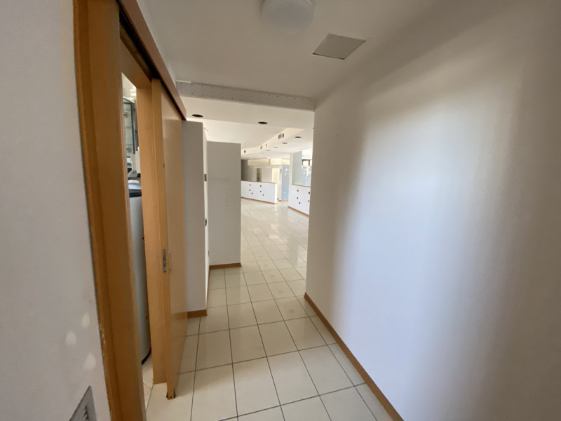 In una delle piazze più dinamiche di Rubano, proponiamo in vendita un ampio negozio/ufficio di ci...