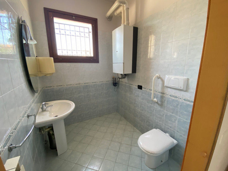 In una delle piazze più dinamiche di Rubano, proponiamo in vendita un ampio negozio/ufficio di ci...