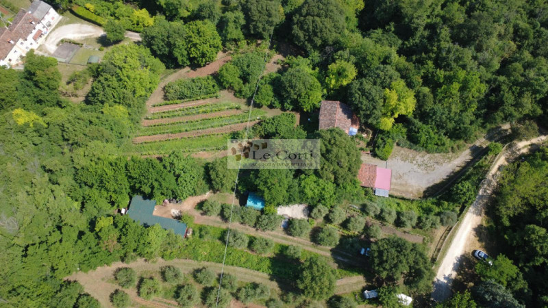 Scopri un affascinante rustico casale nel cuore della Val Liona, precisamente nella suggestiva zo...