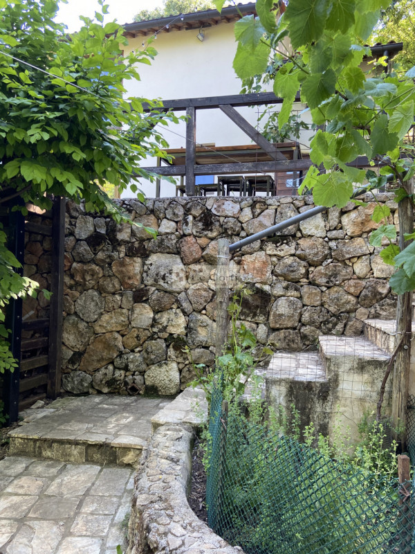 Scopri un affascinante rustico casale nel cuore della Val Liona, precisamente nella suggestiva zo...