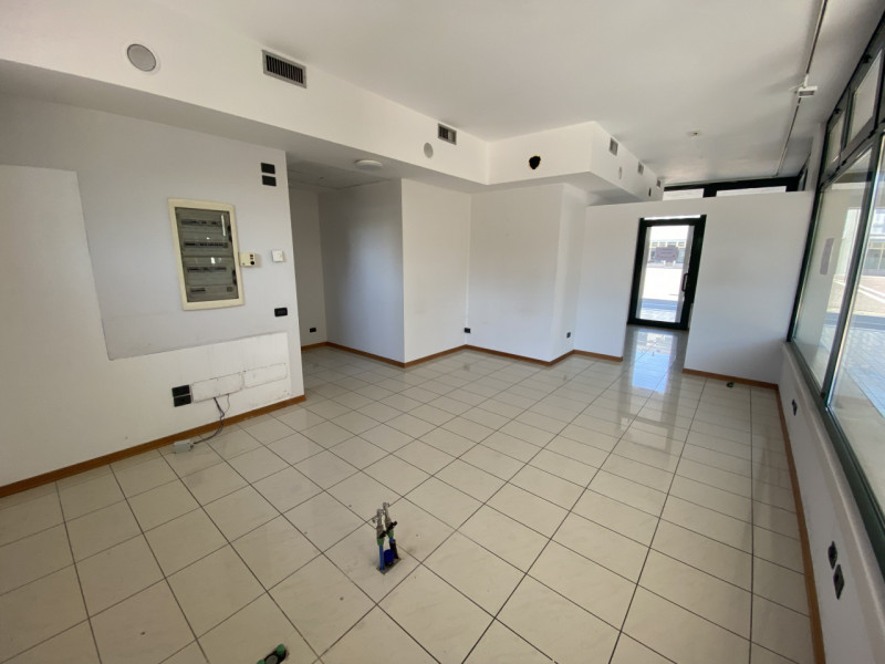 Nel cuore di Rubano, affacciato su una delle piazze più vive e strategiche del paese, proponiamo ...