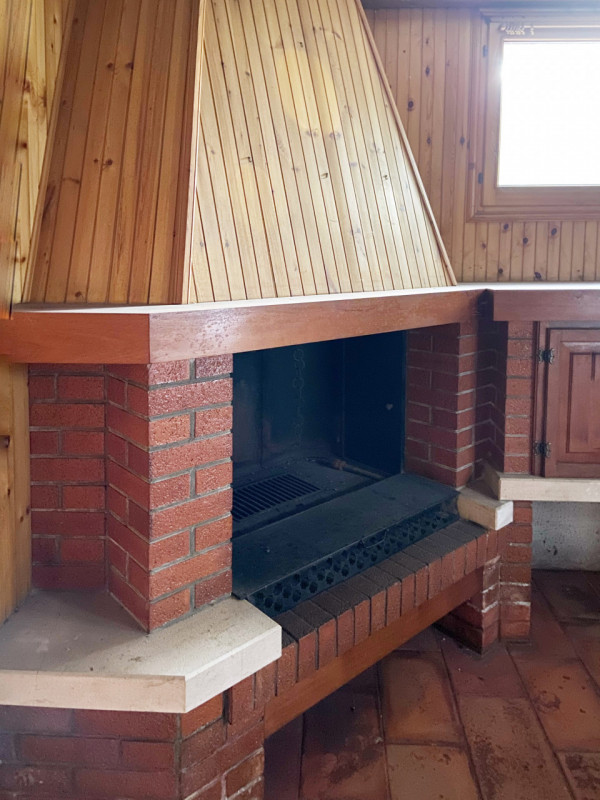 (Per INFO 388 892 0530) A Cornuda, in posizione centrale, proponiamo in vendita immobile di prest...