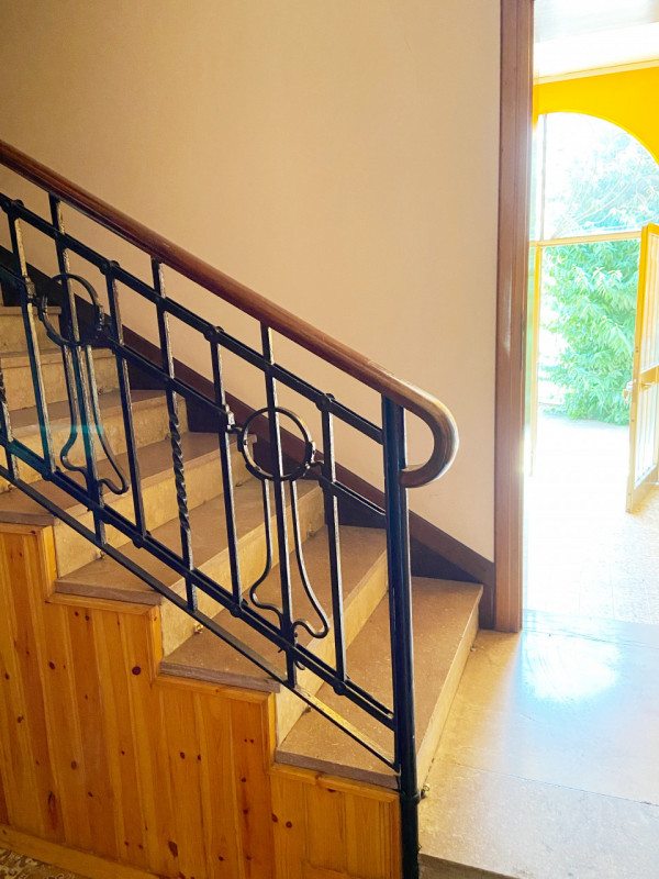 (Per INFO 388 892 0530) A Cornuda, in posizione centrale, proponiamo in vendita immobile di prest...