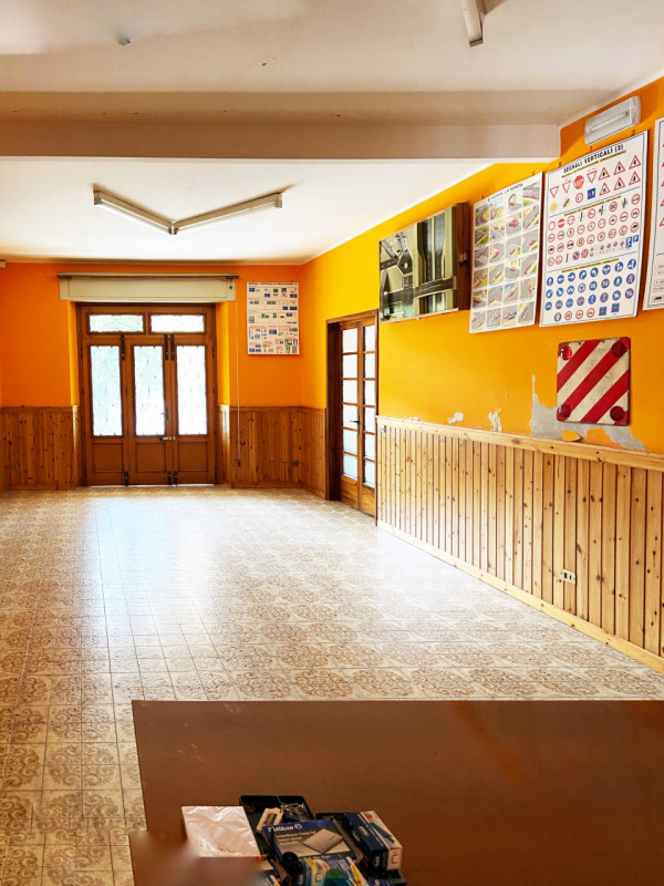 (Per INFO 388 892 0530) A Cornuda, in posizione centrale, proponiamo in vendita immobile di prest...