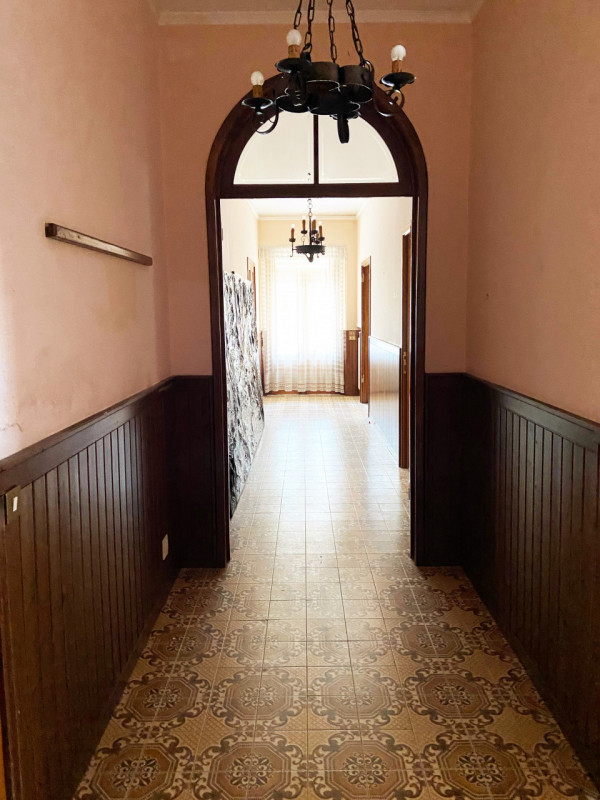 (Per INFO 388 892 0530) A Cornuda, in posizione centrale, proponiamo in vendita immobile di prest...