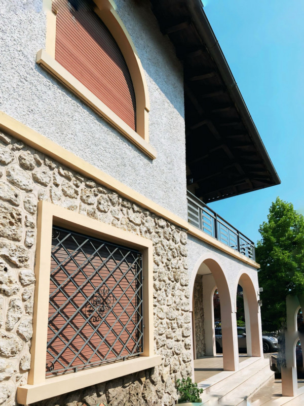 (Per INFO 388 892 0530) A Cornuda, in posizione centrale, proponiamo in vendita immobile di prest...