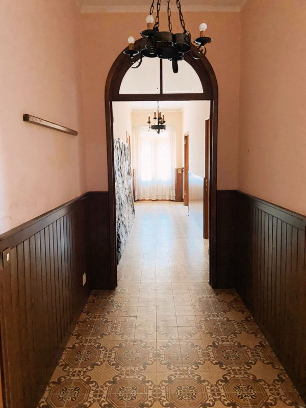 (Per INFO 388 892 0530) A Cornuda, in posizione centrale, proponiamo in vendita immobile di prest...