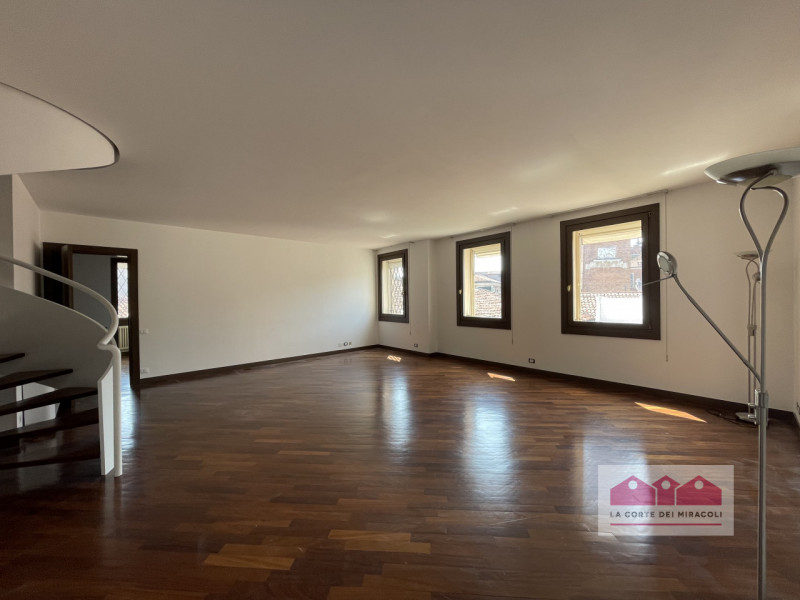 DISPONIBILE DA MAGGIO 2026 - CENTRO STORICO: TRICAMERE DUPLEX ALL' ULTIMO PIANO CON ASCENSORE. CA...