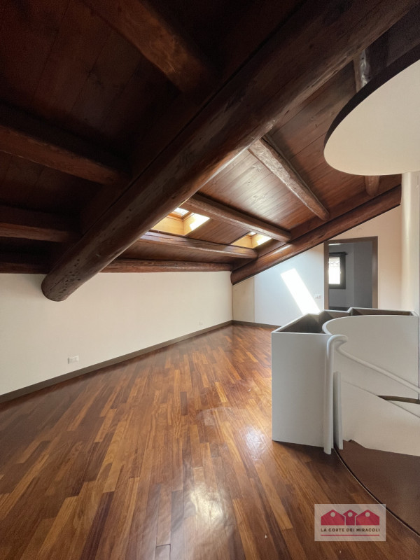 DISPONIBILE DA MAGGIO 2026 - CENTRO STORICO: TRICAMERE DUPLEX ALL' ULTIMO PIANO CON ASCENSORE. CA...