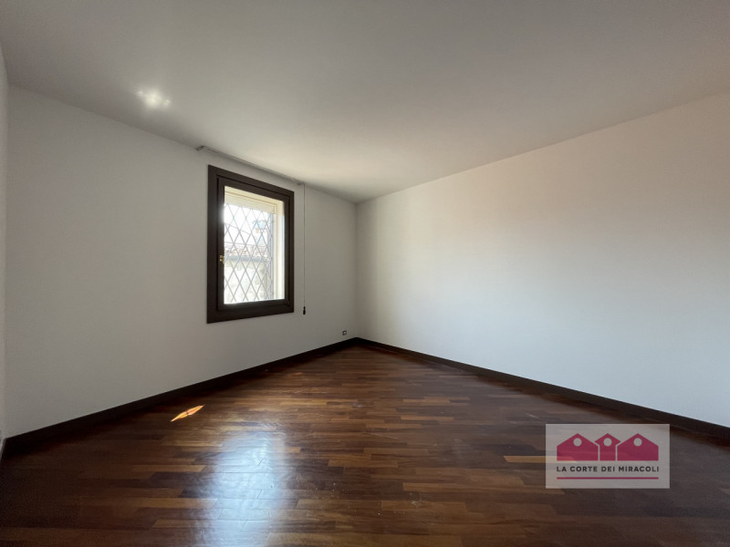 DISPONIBILE DA MAGGIO 2026 - CENTRO STORICO: TRICAMERE DUPLEX ALL' ULTIMO PIANO CON ASCENSORE. CA...
