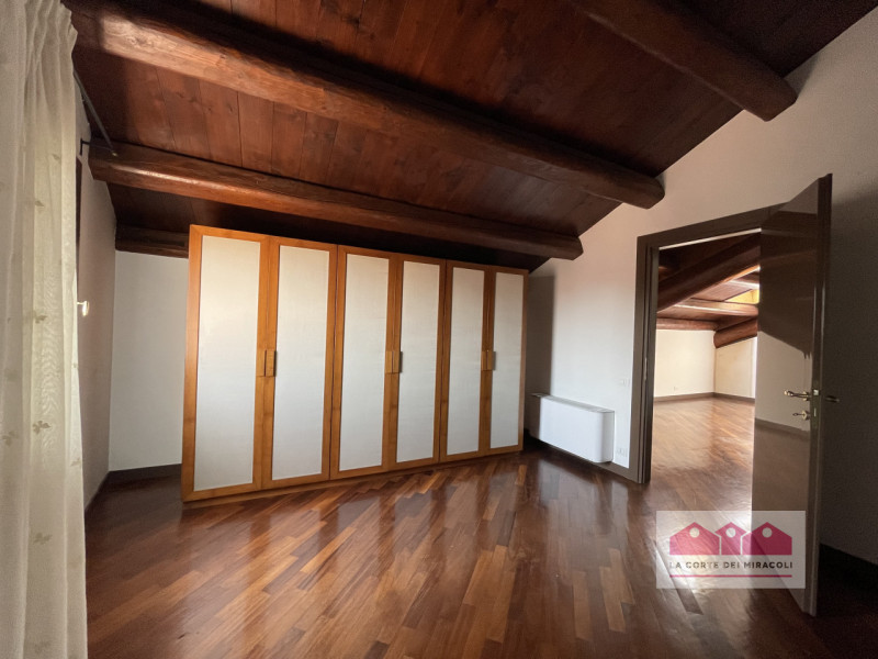 DISPONIBILE DA MAGGIO 2026 - CENTRO STORICO: TRICAMERE DUPLEX ALL' ULTIMO PIANO CON ASCENSORE. CA...