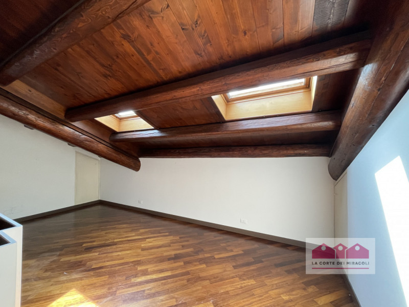 DISPONIBILE DA MAGGIO 2026 - CENTRO STORICO: TRICAMERE DUPLEX ALL' ULTIMO PIANO CON ASCENSORE. CA...