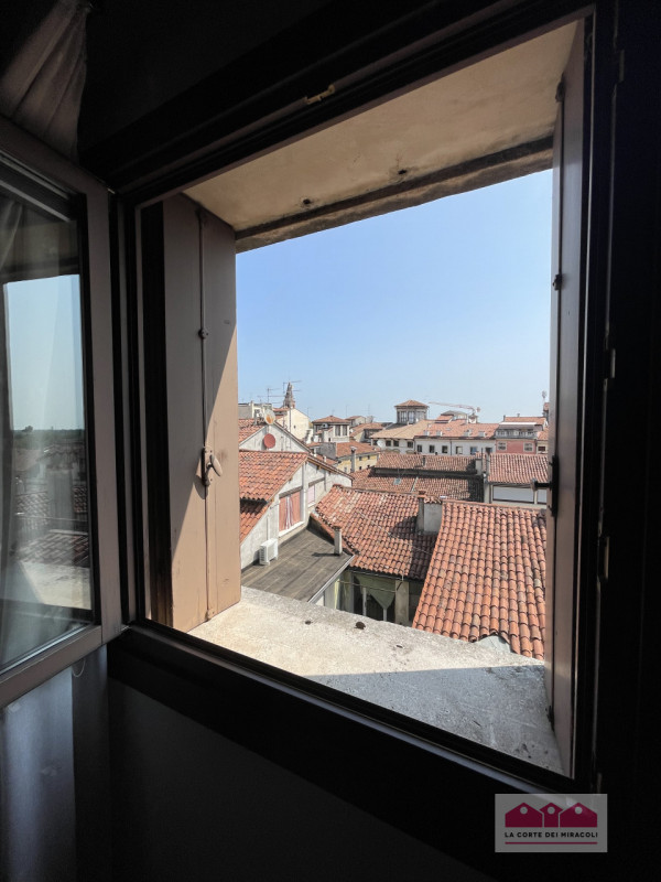 DISPONIBILE DA MAGGIO 2026 - CENTRO STORICO: TRICAMERE DUPLEX ALL' ULTIMO PIANO CON ASCENSORE. CA...