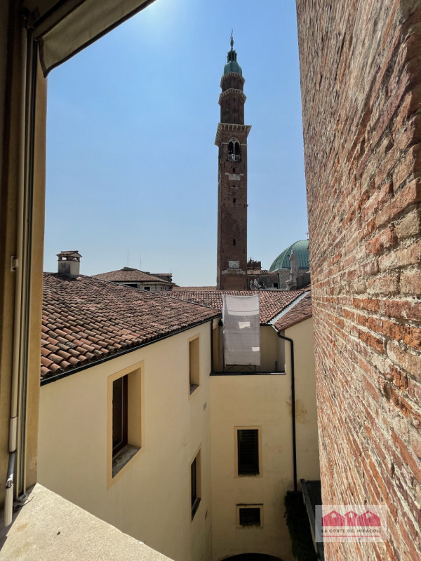 DISPONIBILE DA MAGGIO 2026 - CENTRO STORICO: TRICAMERE DUPLEX ALL' ULTIMO PIANO CON ASCENSORE. CA...