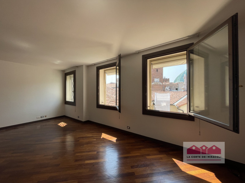 DISPONIBILE DA MAGGIO 2026 - CENTRO STORICO: TRICAMERE DUPLEX ALL' ULTIMO PIANO CON ASCENSORE. CA...