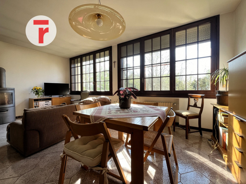 Ci troviamo nel Comune di Limena, in zona periferica verdeggiante a pochi passi dal centro paese;...