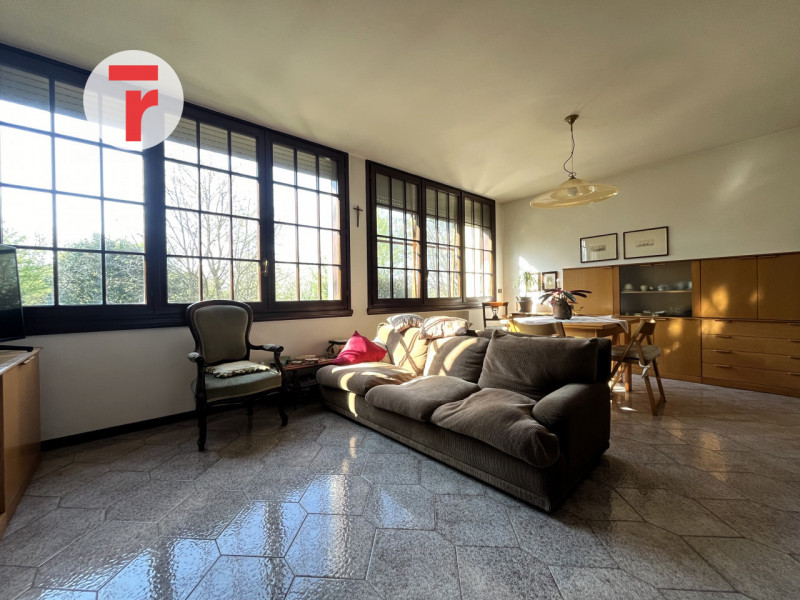 Ci troviamo nel Comune di Limena, in zona periferica verdeggiante a pochi passi dal centro paese;...