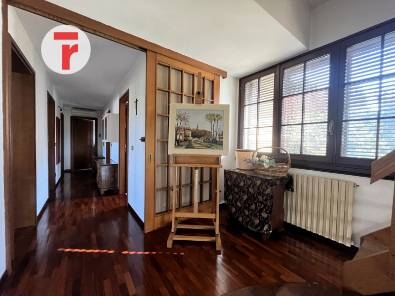 Ci troviamo nel Comune di Limena, in zona periferica verdeggiante a pochi passi dal centro paese;...